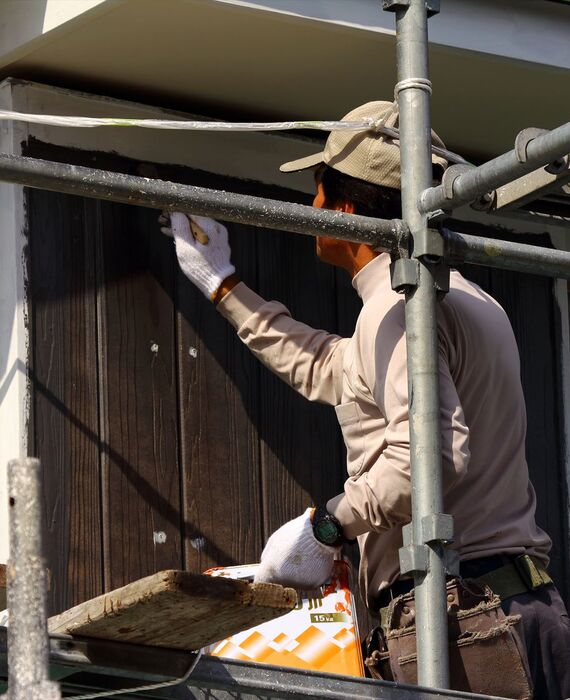 塗装作業するスタッフ